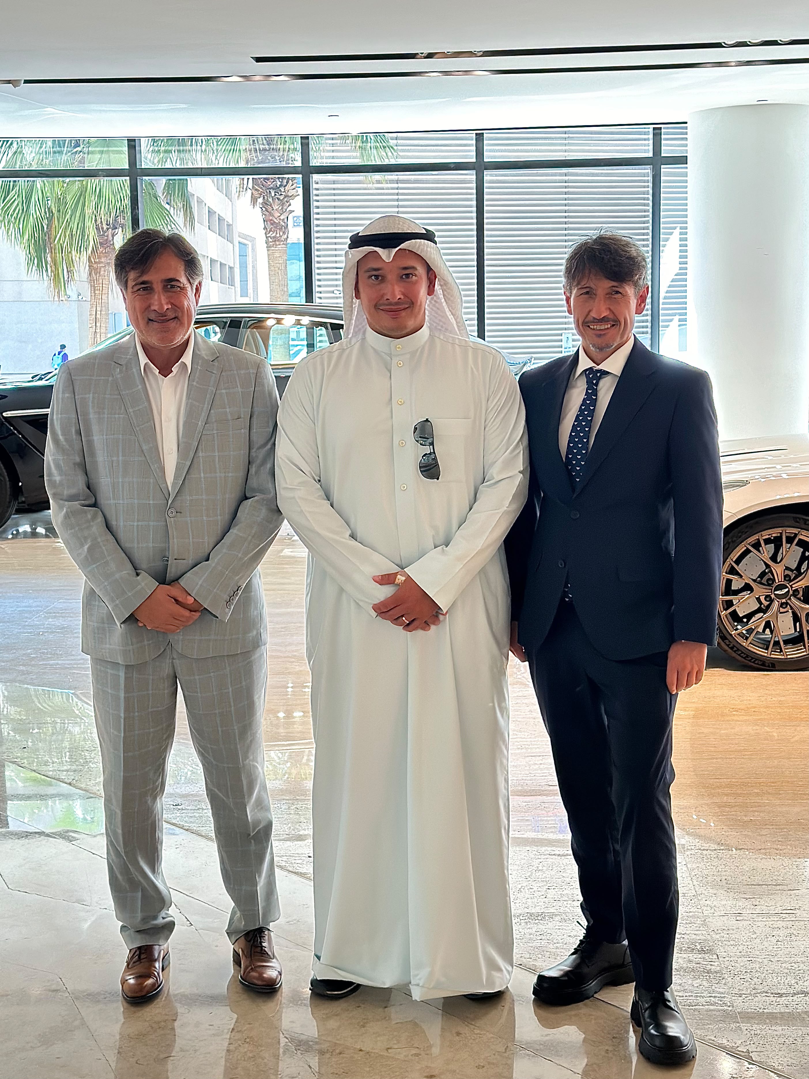 Roberto Gayoso con socios en showroom de lujo